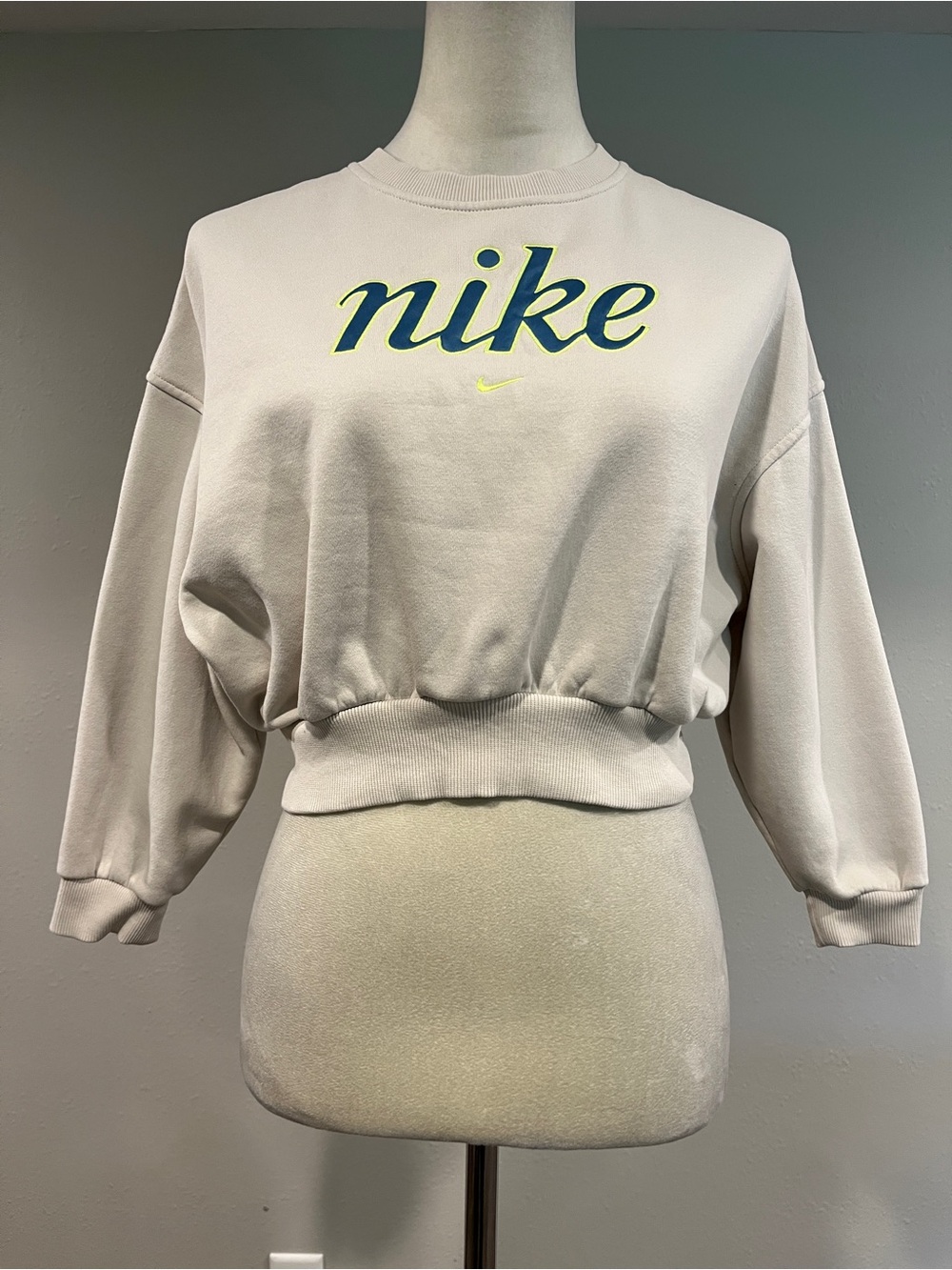 Nike grey Cream Cropped Crewneck Sweatshirt size small petite